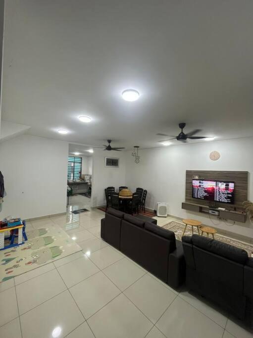 Hadeerna Homestay - Double Storey Terrace Chemor Ngoại thất bức ảnh